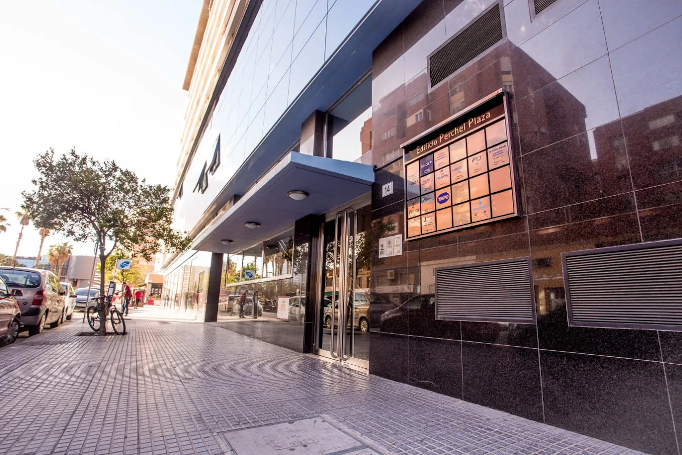 Entrada del edificio donde se encuentra la consulta, en Calle Eslava 14, Málaga